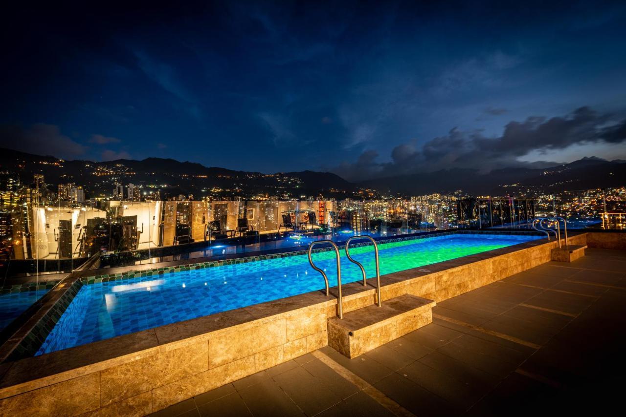 Hotel York Luxury Suites Medellin By Preferred Zewnętrze zdjęcie The pool at the hotel