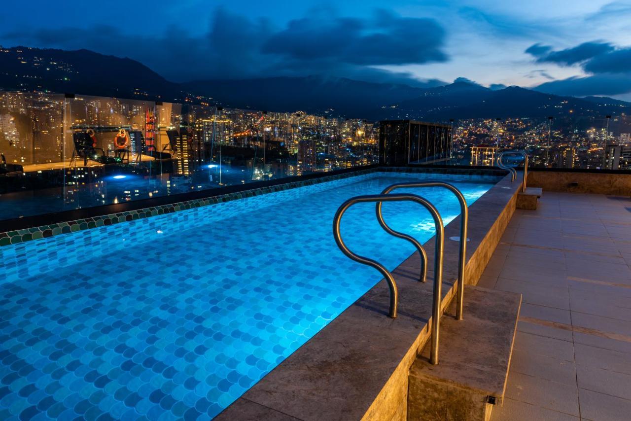 Hotel York Luxury Suites Medellin By Preferred Zewnętrze zdjęcie Infinity pool at the top of the hotel