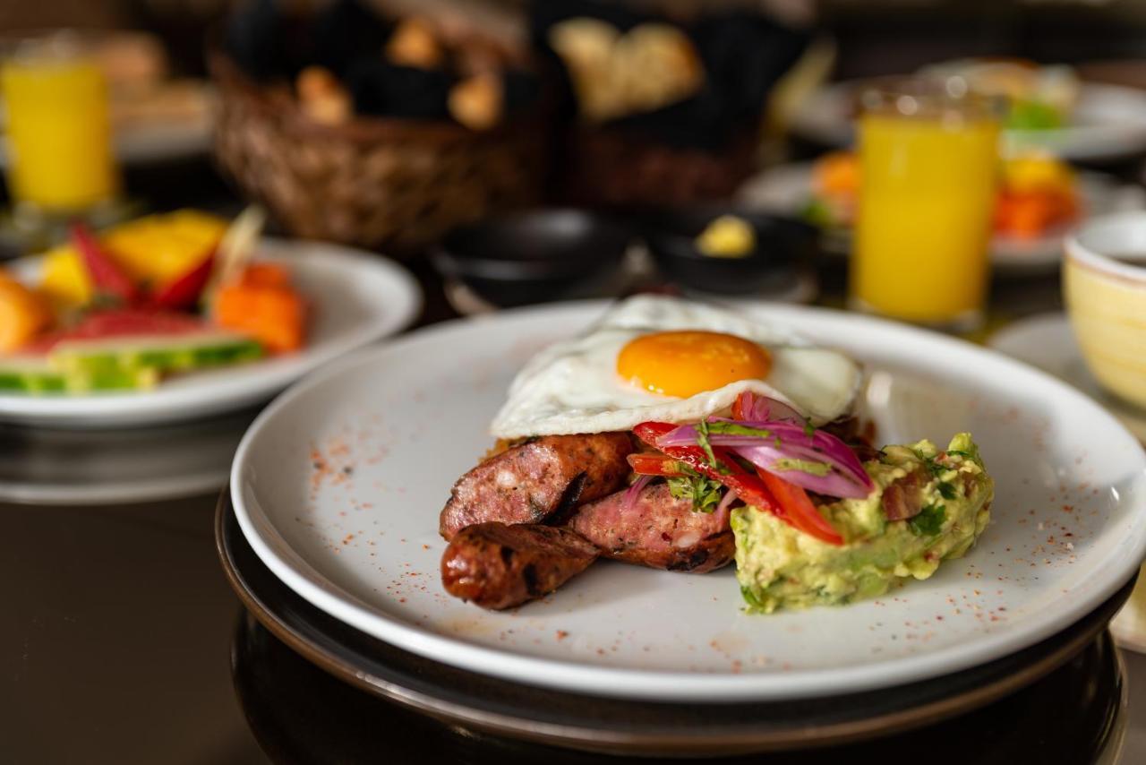 Hotel York Luxury Suites Medellin By Preferred Zewnętrze zdjęcie Breakfast at the hotel