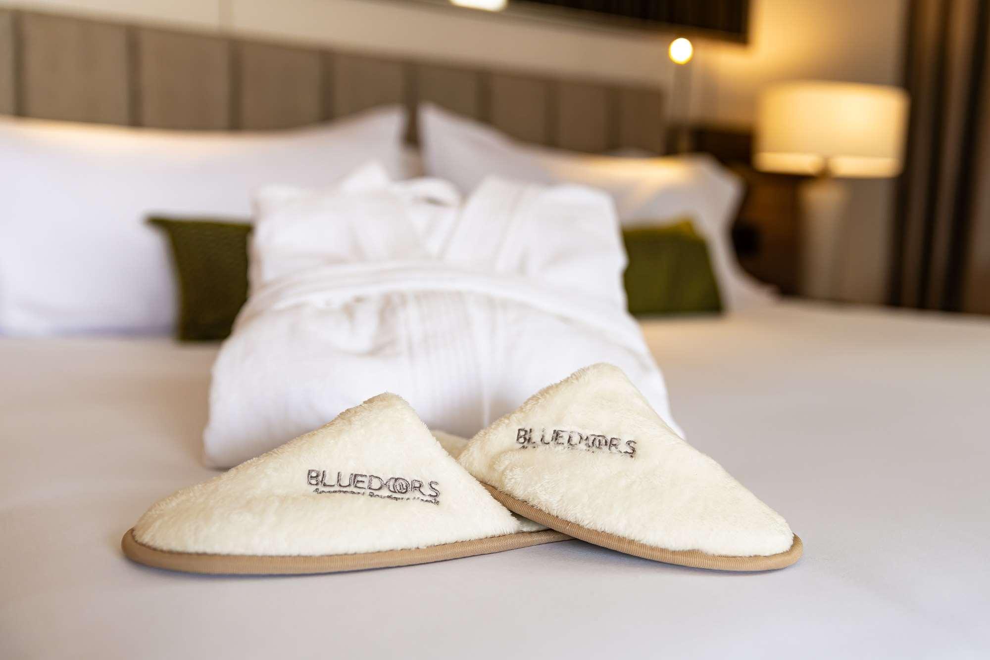 Hotel York Luxury Suites Medellin By Preferred Zewnętrze zdjęcie A pair of hotel slippers