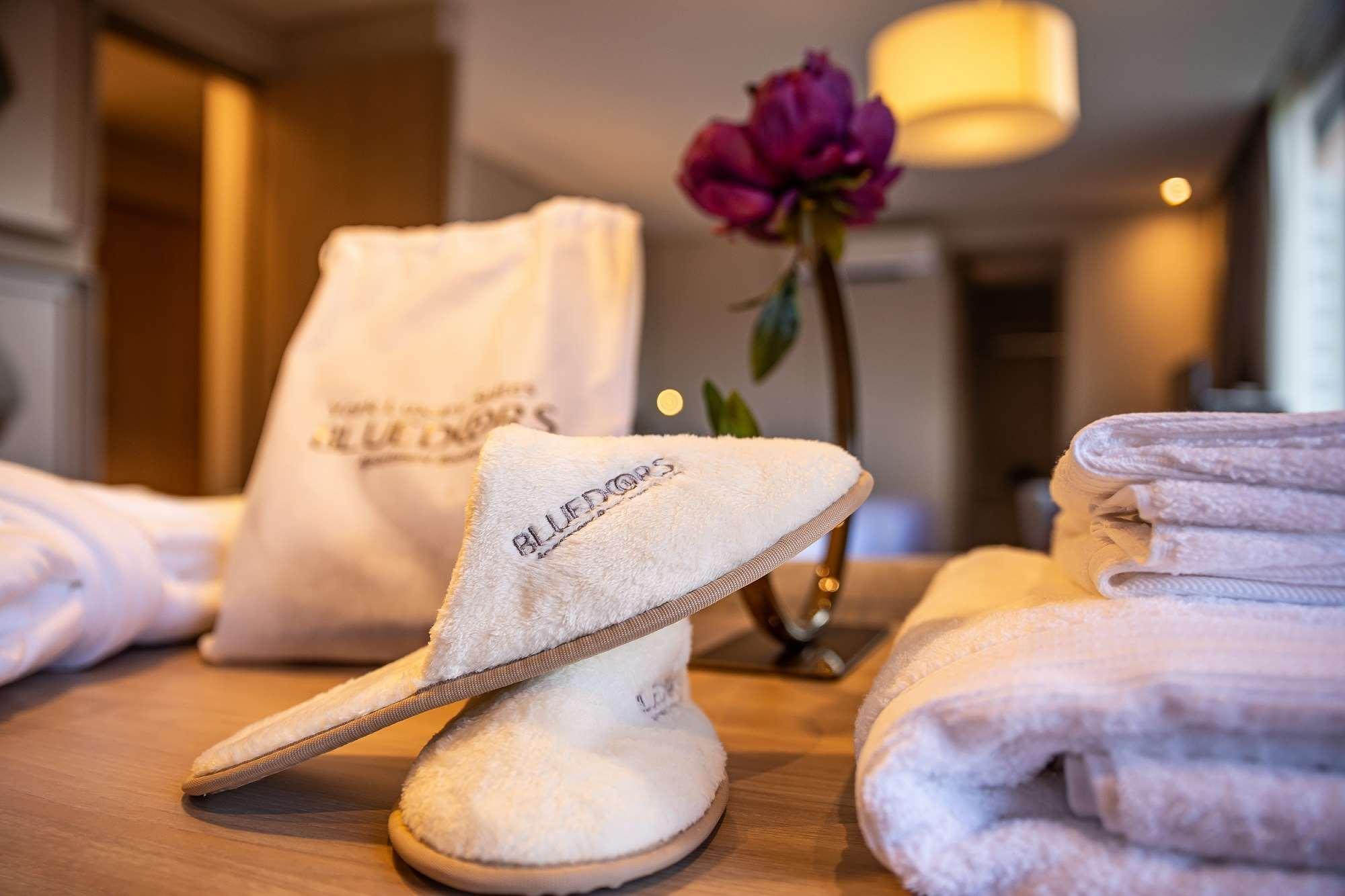 Hotel York Luxury Suites Medellin By Preferred Zewnętrze zdjęcie A pair of hotel slippers