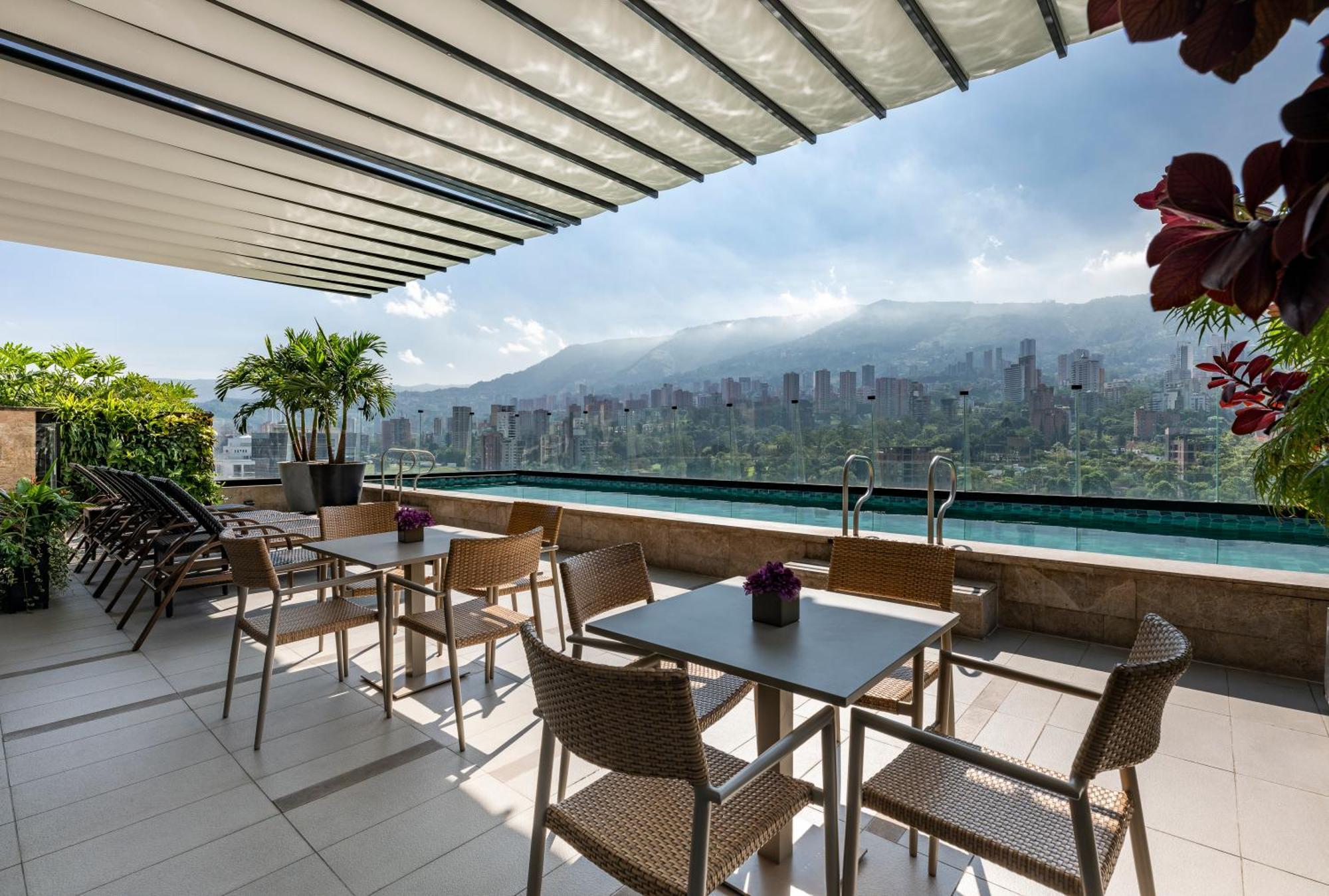 Hotel York Luxury Suites Medellin By Preferred Zewnętrze zdjęcie The rooftop pool at the hotel