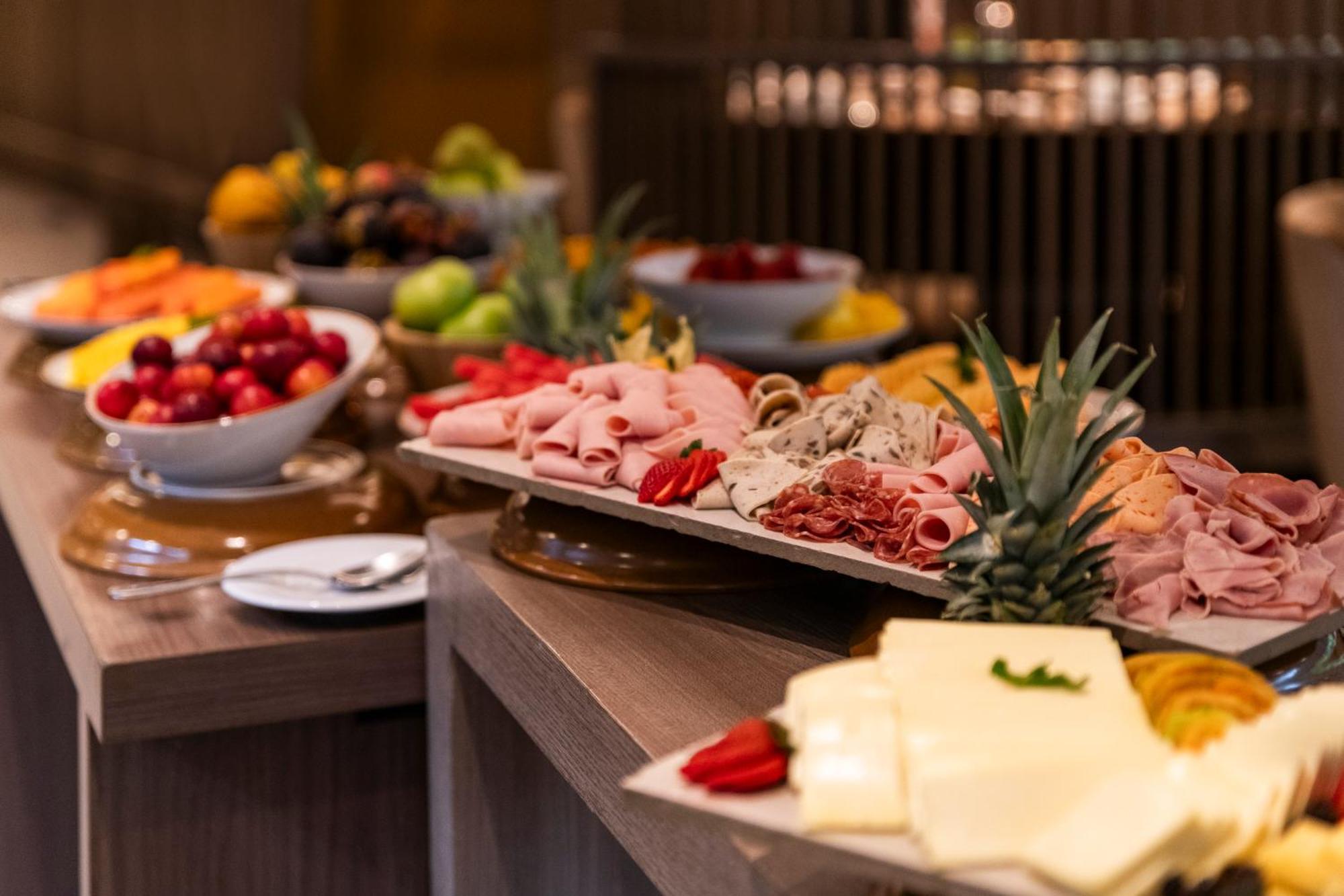 Hotel York Luxury Suites Medellin By Preferred Zewnętrze zdjęcie A buffet at a hotel