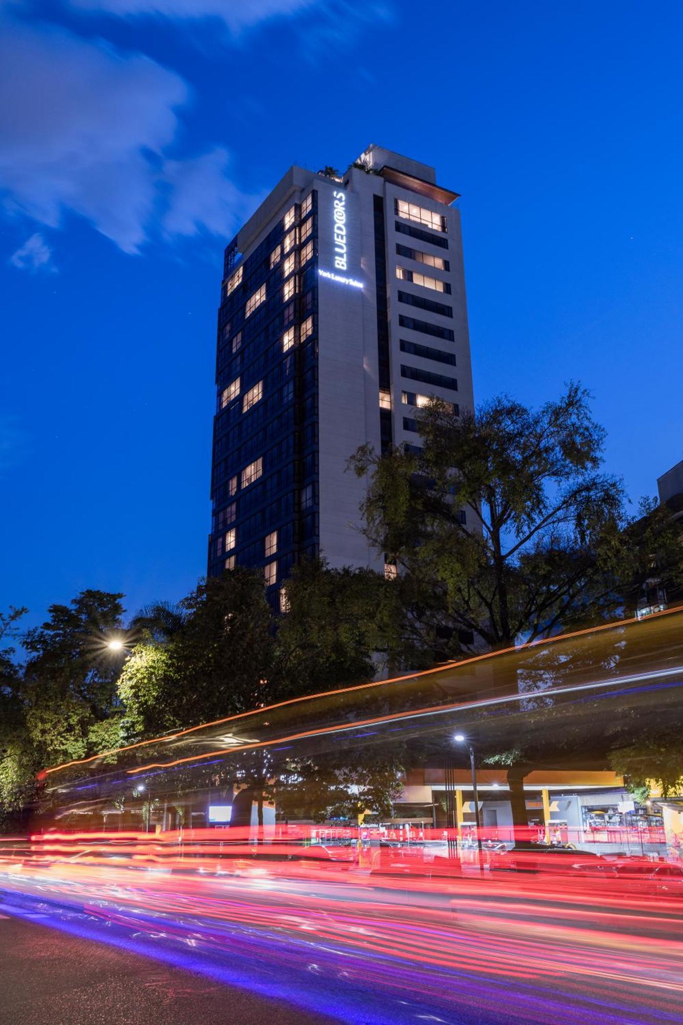 Hotel York Luxury Suites Medellin By Preferred Zewnętrze zdjęcie The hotel at night