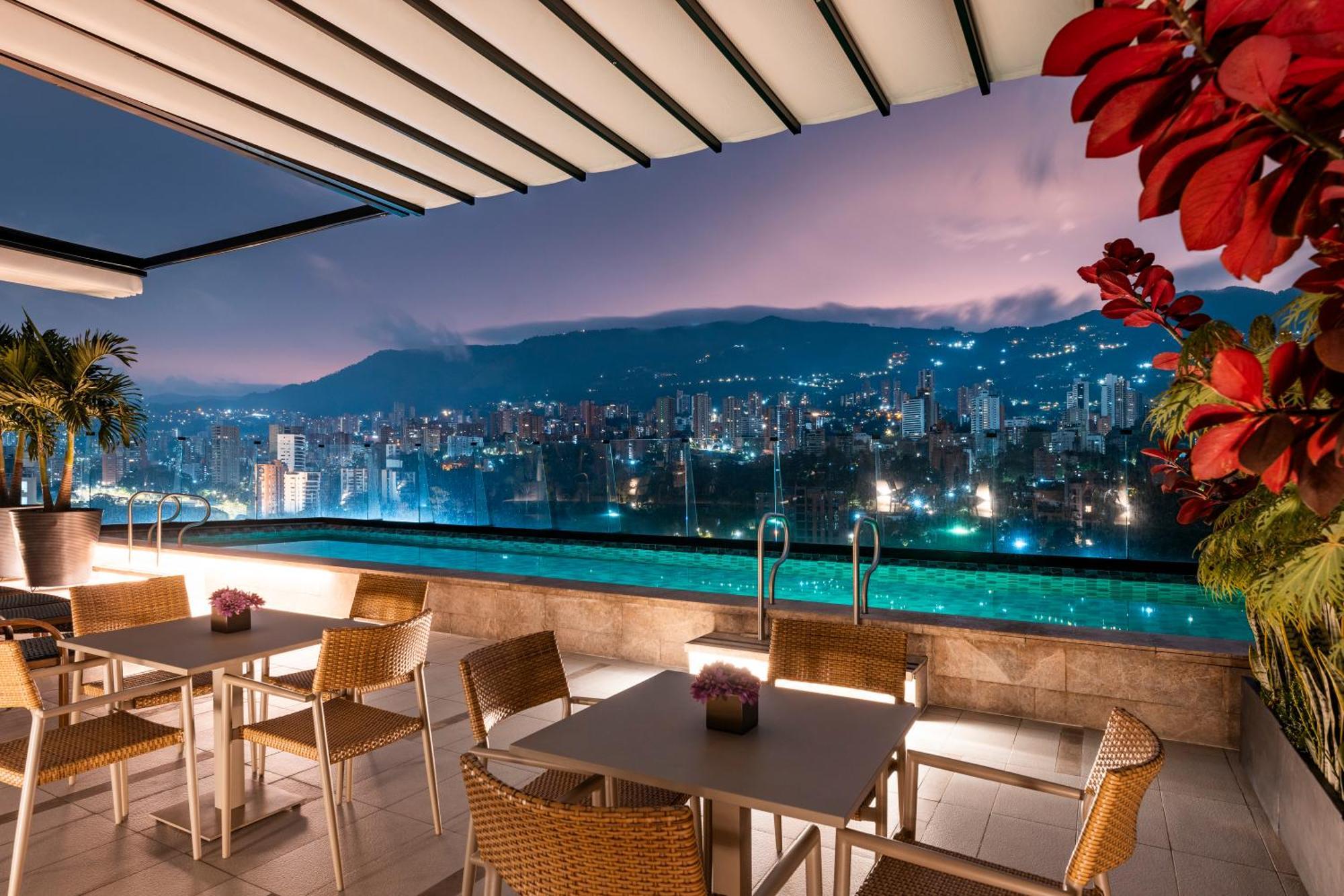 Hotel York Luxury Suites Medellin By Preferred Zewnętrze zdjęcie The rooftop pool at the hotel