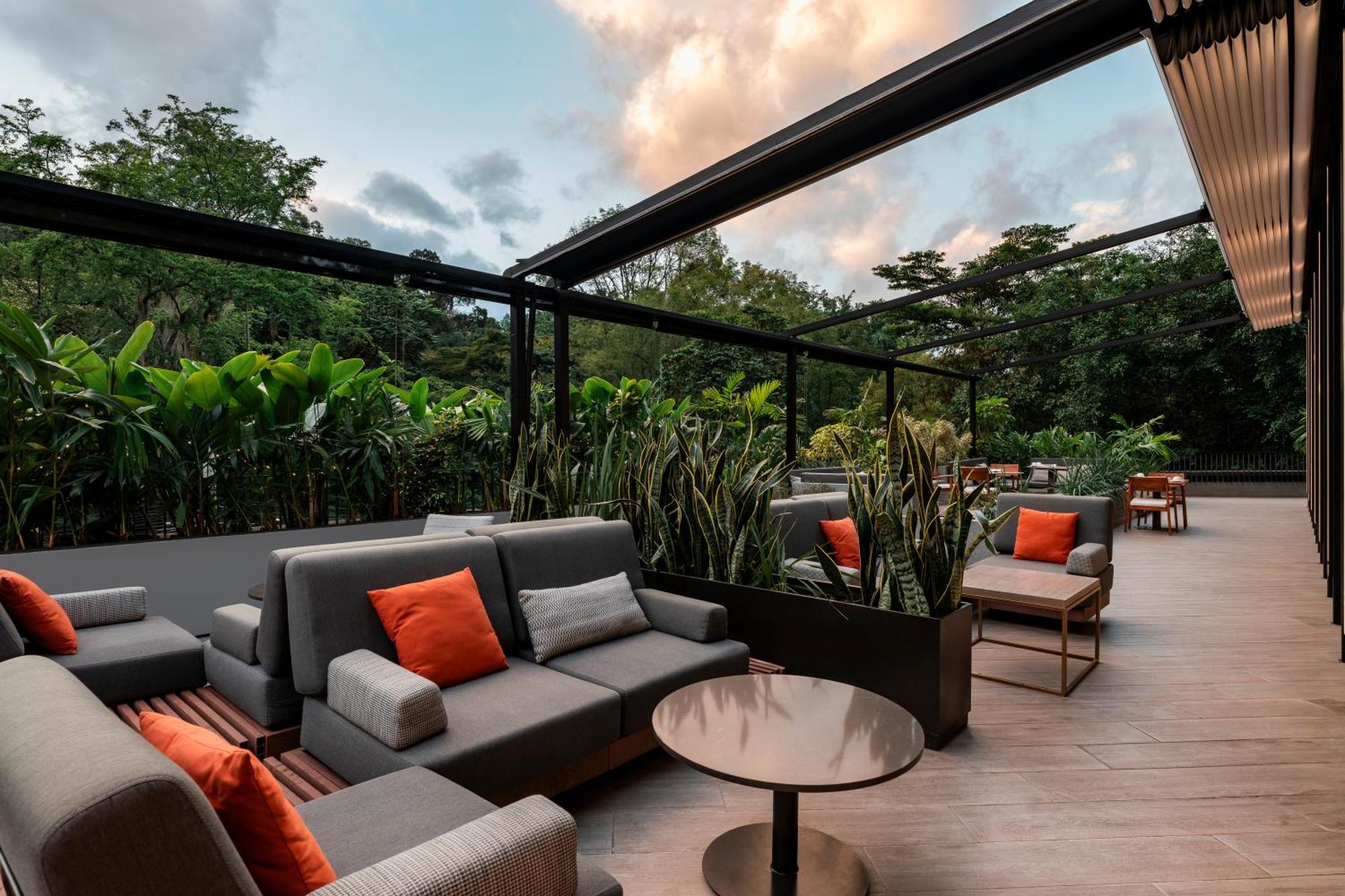 Hotel York Luxury Suites Medellin By Preferred Zewnętrze zdjęcie The rooftop lounge at the hotel