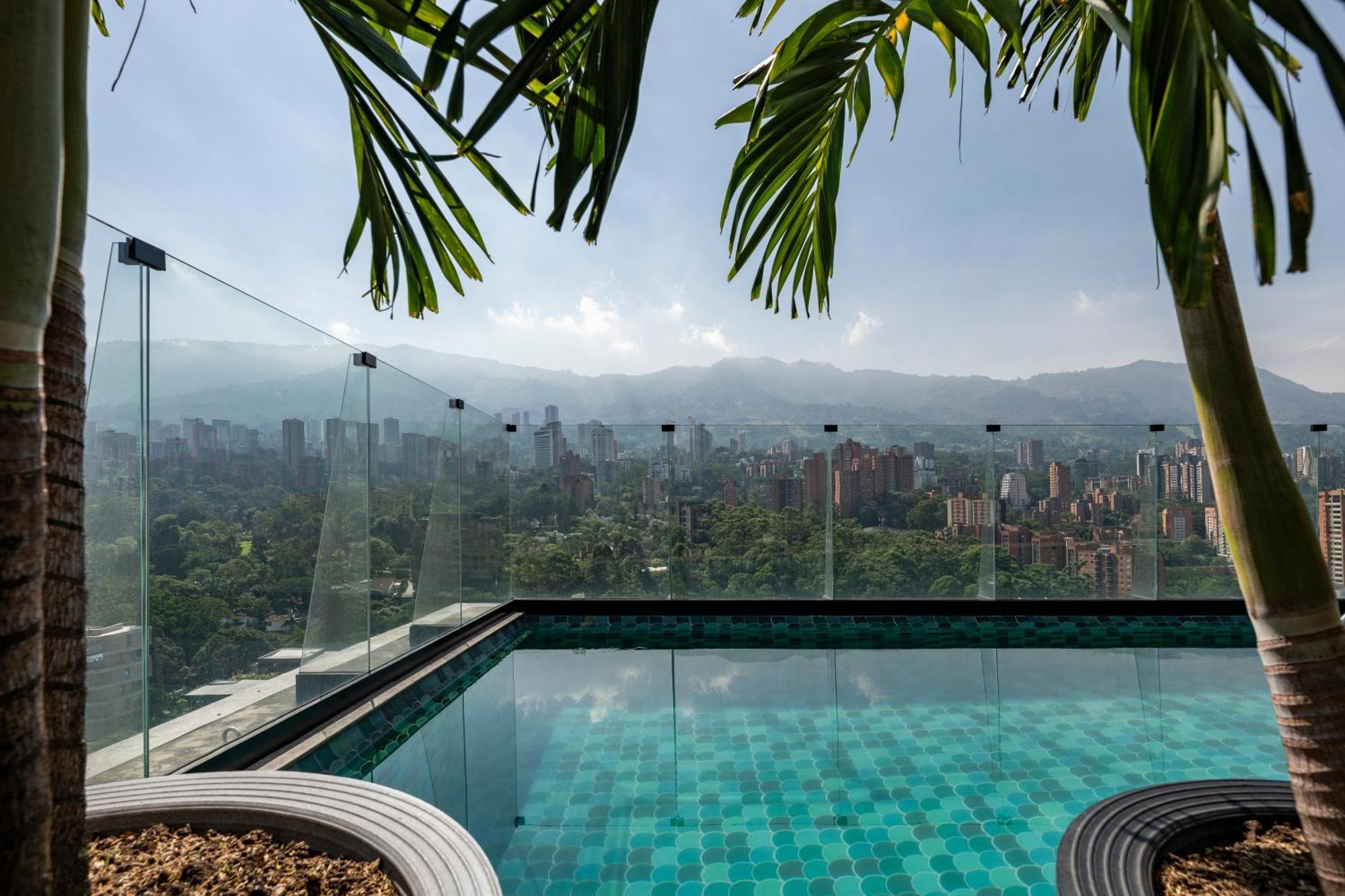 Hotel York Luxury Suites Medellin By Preferred Zewnętrze zdjęcie View from the rooftop pool
