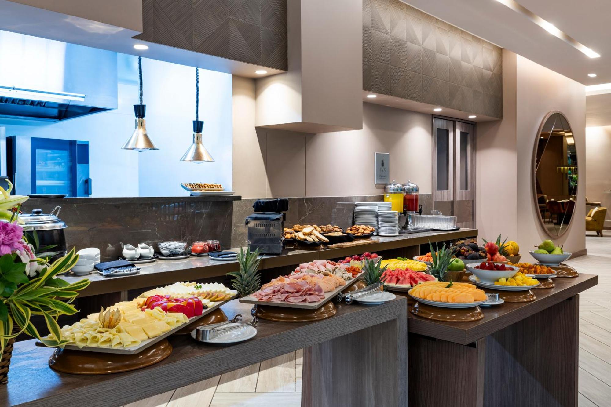 Hotel York Luxury Suites Medellin By Preferred Zewnętrze zdjęcie A buffet at a hotel