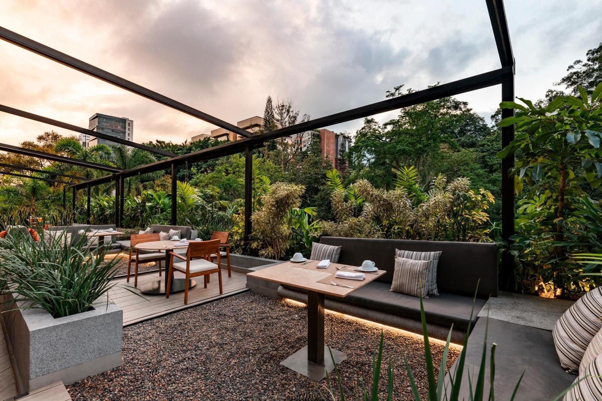 Hotel York Luxury Suites Medellin By Preferred Zewnętrze zdjęcie The rooftop garden at the restaurant